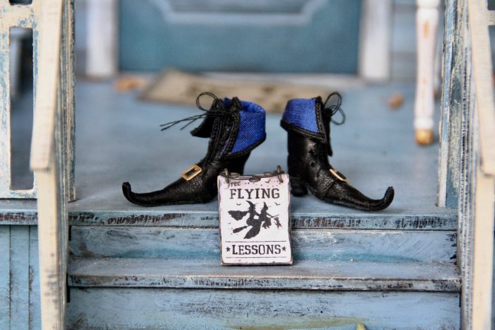 Halloween-Symbolbild - Hexenschuhe mit Schild FLYING LESSONS (Foto: Bee Felten-Leidel)